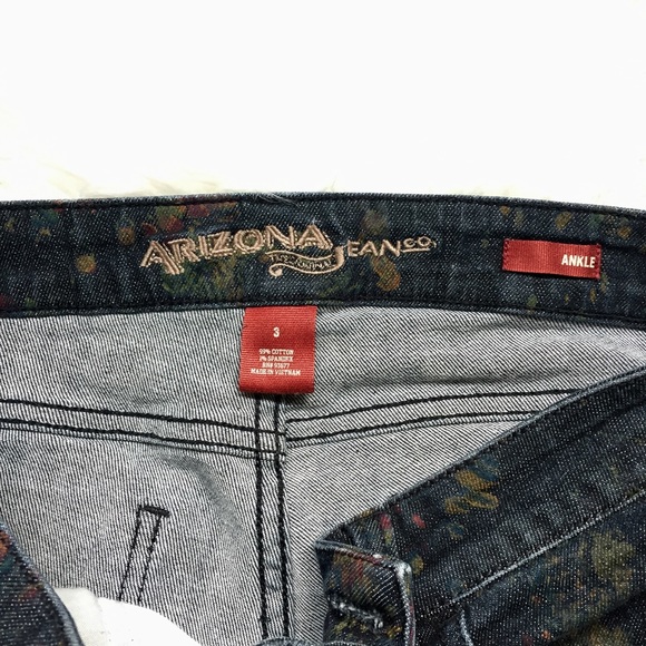 Dark Jeans with painted flower 🌺 details - Picture 3 of 3